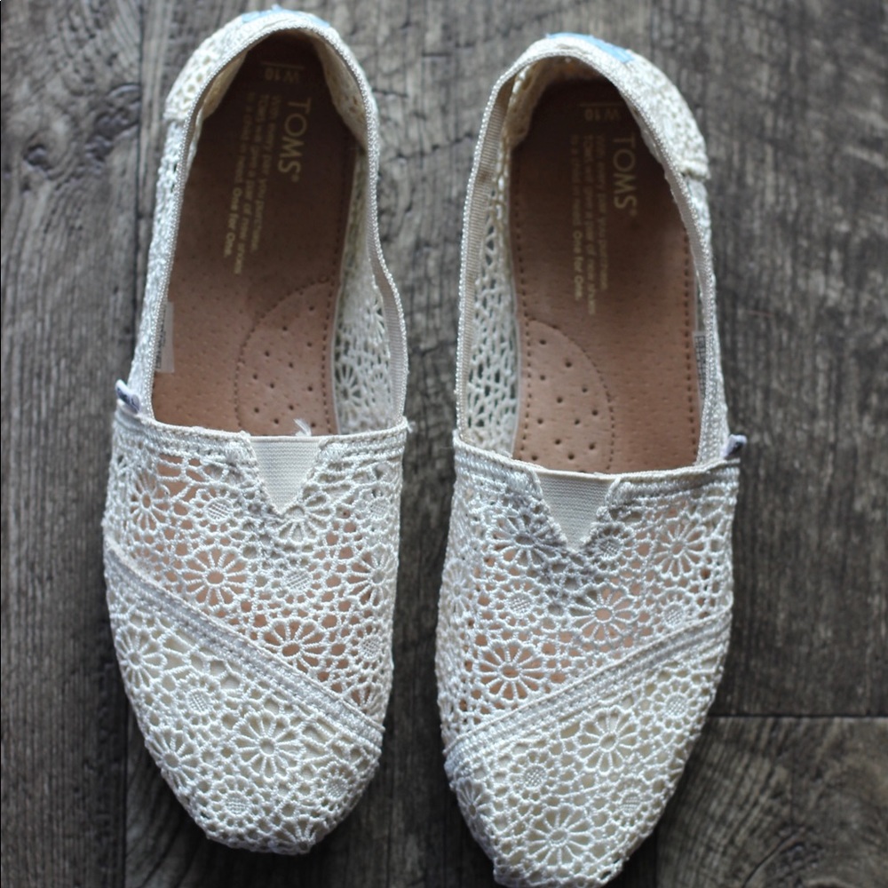 Cream colored, Toms